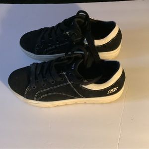 7.5 black Skechers sneakers.